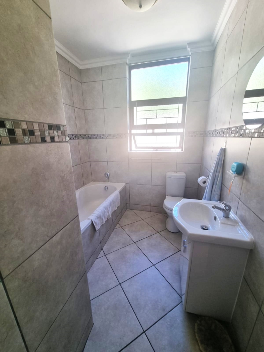 5 Bedroom Property for Sale in Vierlanden Western Cape